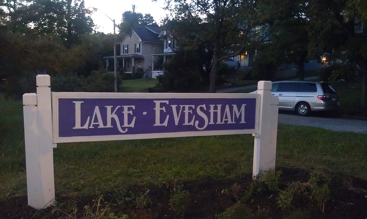 Lake Evesham Neighborhood Sign